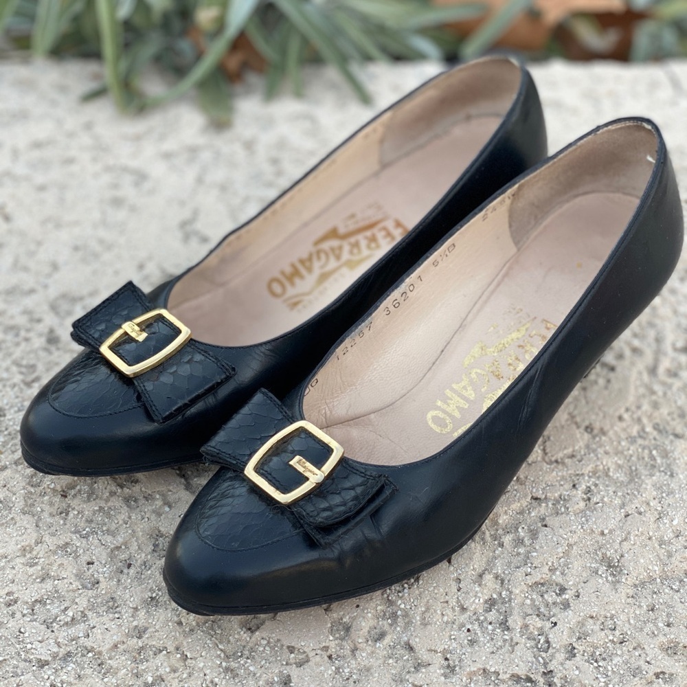 Salvatore Ferragamo bow pumps with snakeskin texture and brass hardware 5.5 B - Picture 2 of 14